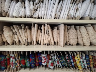 Pamut csipke, hímzett szalag