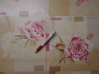 Viaszos vászon, drapp csíkos, rózsaszín nagy rózsás (4460)