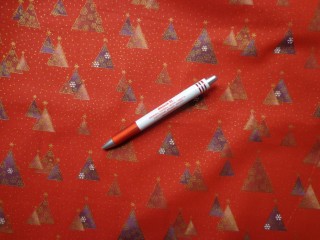 Karácsonyi karton, piros alapon háromszög fenyők (5833)