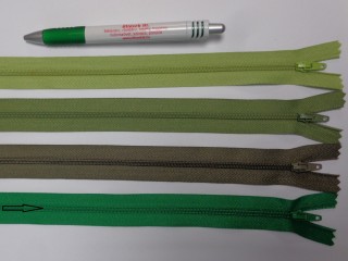 RT-0, 50 cm hosszú, műanyag, spirál fogú cipzár, zászló zöld (10724)