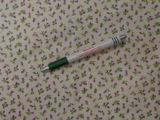 Mintás pamutvászon, törtfehér alapon apróvirágos, lila (11008)