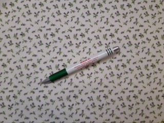 Mintás pamutvászon, törtfehér alapon apróvirágos, lila (11008)