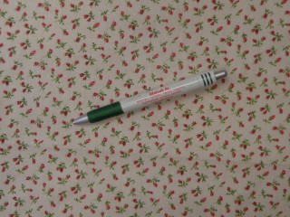 Mintás pamutvászon, törtfehér alapon apróvirágos, piros (11010)