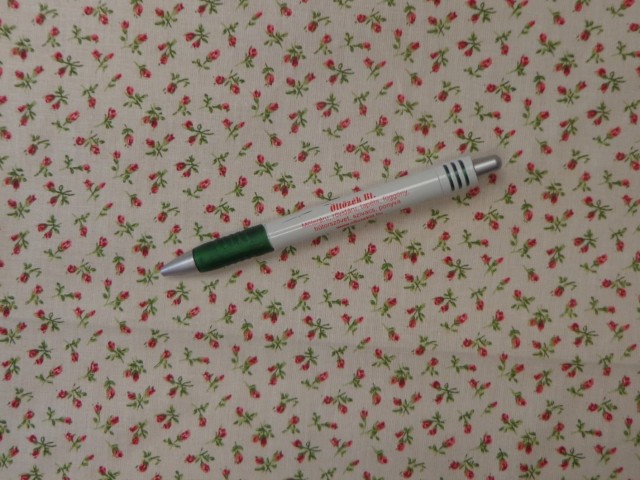 Mintás pamutvászon, törtfehér alapon apróvirágos, piros (11010)