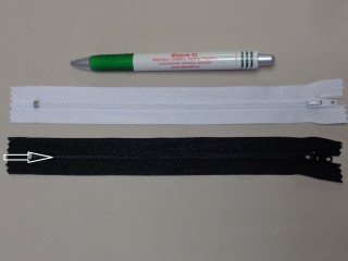 RT-0, 20 cm hosszú, műanyag, spirál fogú cipzár, fekete (11376)