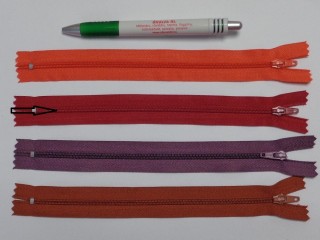 RT-0, 20 cm hosszú, műanyag, spirál fogú cipzár, bordó (11398-160)