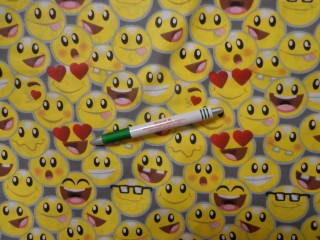 Gyerekmintás pamutvászon, szürke alapon smiley-s (11526)