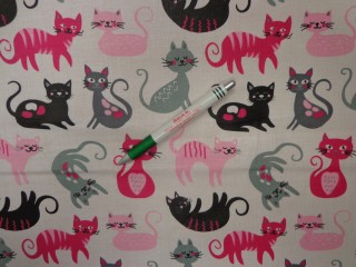 Gyerekmintás pamutvászon, fehér alapon pink-szürke-fekete cicák (11585)