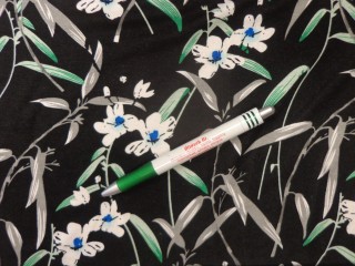 Rugalmas viszkóz jersey, fekete alapon zöld leves, virágos (12009)