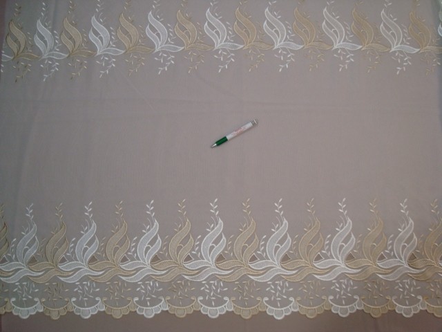 Ekrü alapon drapp és fehér színű, hímzett mintájú fényáteresztő függöny, 200 cm magas (7328-16)