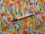 Digitálisan nyomott pamut puplin, fehér alapon színes virágos (13530)