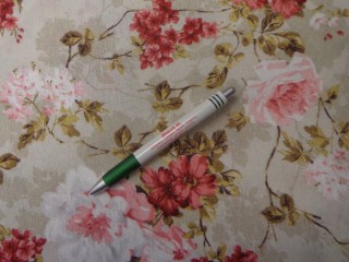 Loneta, drappos alapon futórózsa mintás, kerti bútor vászon (14103)