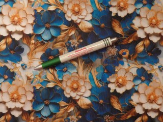 Vízlepergetős vászon, fehér-kék-arany virágos (14227)