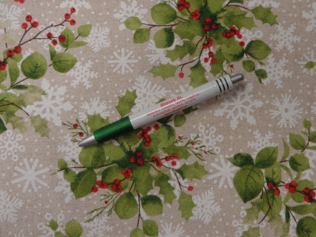 Loneta vászon, karácsonyi mintás vászon, hópelyhes alapon magyal ágak (15058)