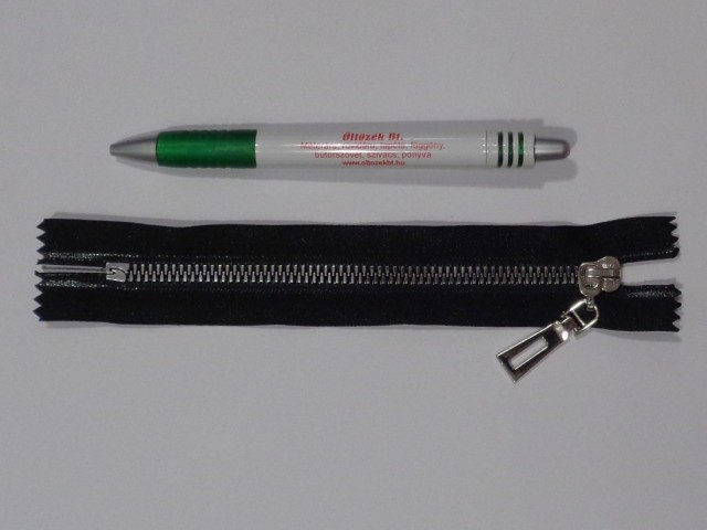 RT-10, 16 cm hosszú fém hatású műanyag cipzár, ezüst (15114)