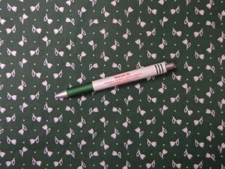 Mintás pamutvászon, zöld alapon fehér tulipános (15157)