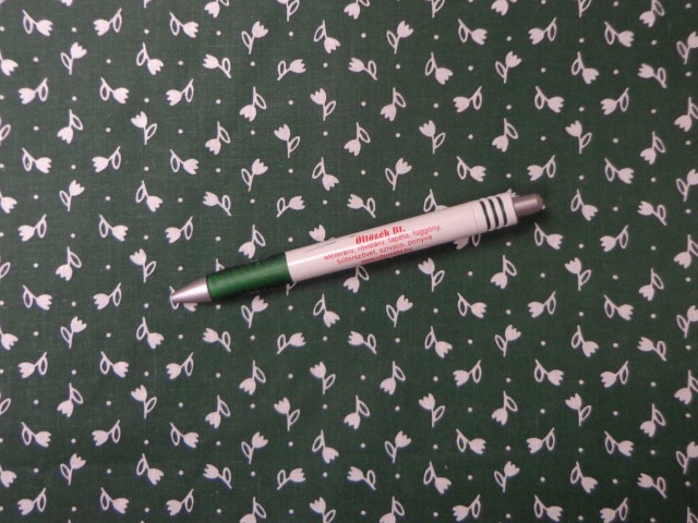 Mintás pamutvászon, zöld alapon fehér tulipános (15157)