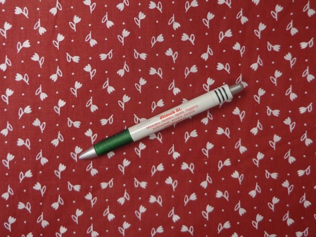 Mintás pamutvászon, bordó alapon fehér tulipános (15158)