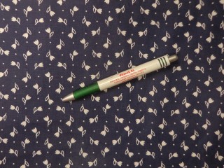 Mintás pamutvászon, kék alapon fehér tulipános (15159)