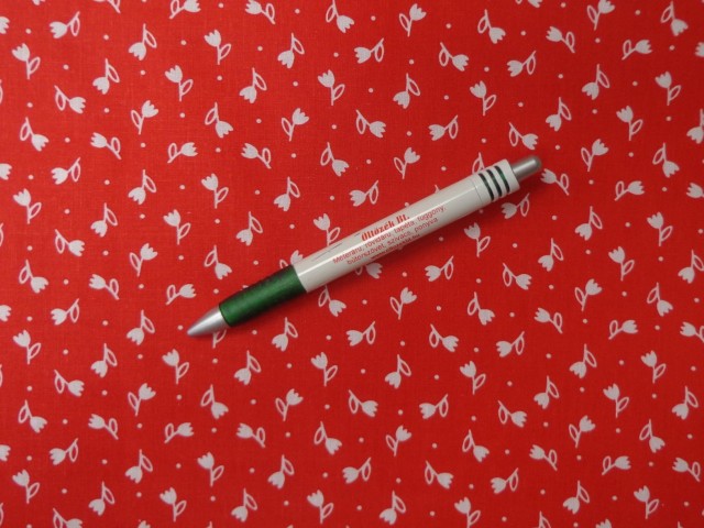 Mintás pamutvászon, piros alapon fehér tulipános (15160)