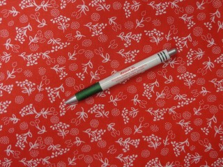 Kékfestő jellegű vászon, piros alapon virágos, és pöttyös (15161)