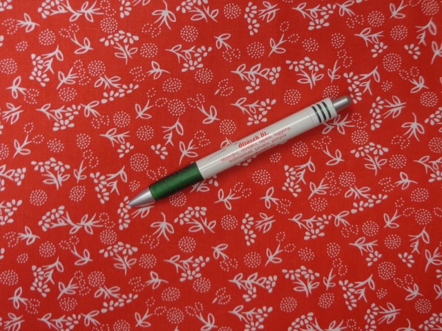 Kékfestő jellegű vászon, piros alapon virágos, és pöttyös (15161)