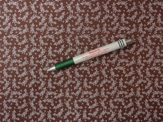 Mintás pamutvászon, barna alapon, fehér apró virágos-leveles (15162)