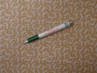 Mintás pamutvászon, drapp alapon, fehér apró virágos-leveles (15163)