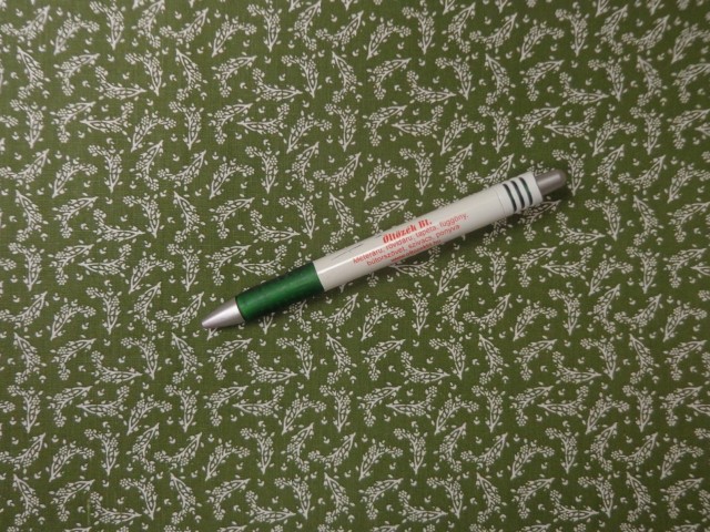 Mintás pamutvászon, zöld alapon, fehér apró virágos-leveles (15164)