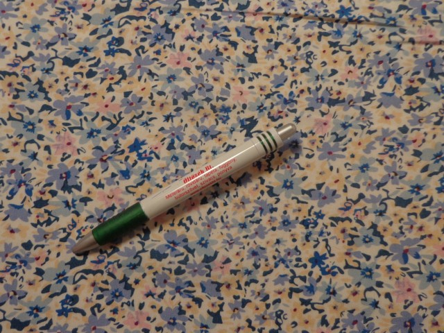 Flokon, fehér alapon kék-rózsaszín apró virágos (15246)