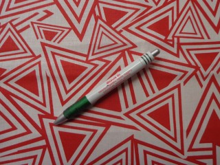 Mintás pamutvászon, piros absztrakt mintás (15258)