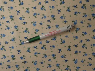 Mintás pamutvászon, vajsárga alapon kék virágos (15276)