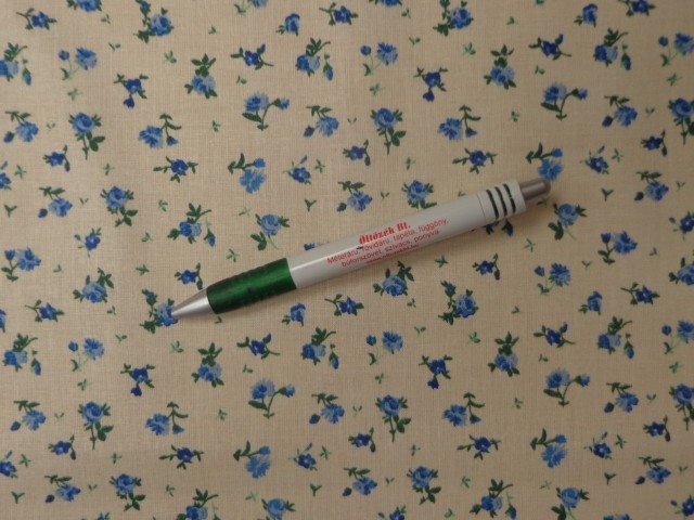 Mintás pamutvászon, vajsárga alapon kék virágos (15276)