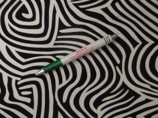 Rugalmas, selyem viszkóz jersey, fekete-fehér hullám mintás (15280)