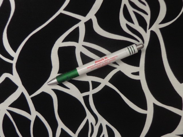 Rugalmas, selyem viszkóz jersey, fekete alapon fehér mintás (15281)