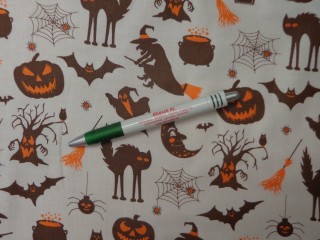 Mintás pamutvászon, fehér alapon halloween mintás, barna (15639)